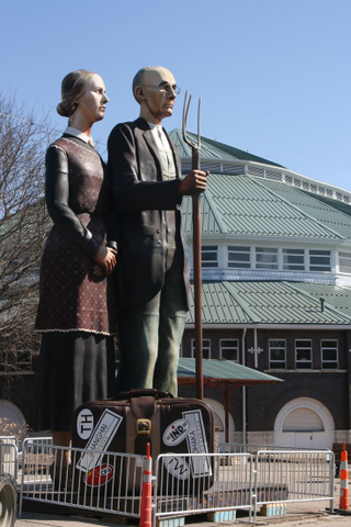 Seward Johnson’s “God Bless America” statue, 25 feet tall and 5,900 pounds, depicts Grant Wood’s “American Gothic.” (iowastatefair.org)